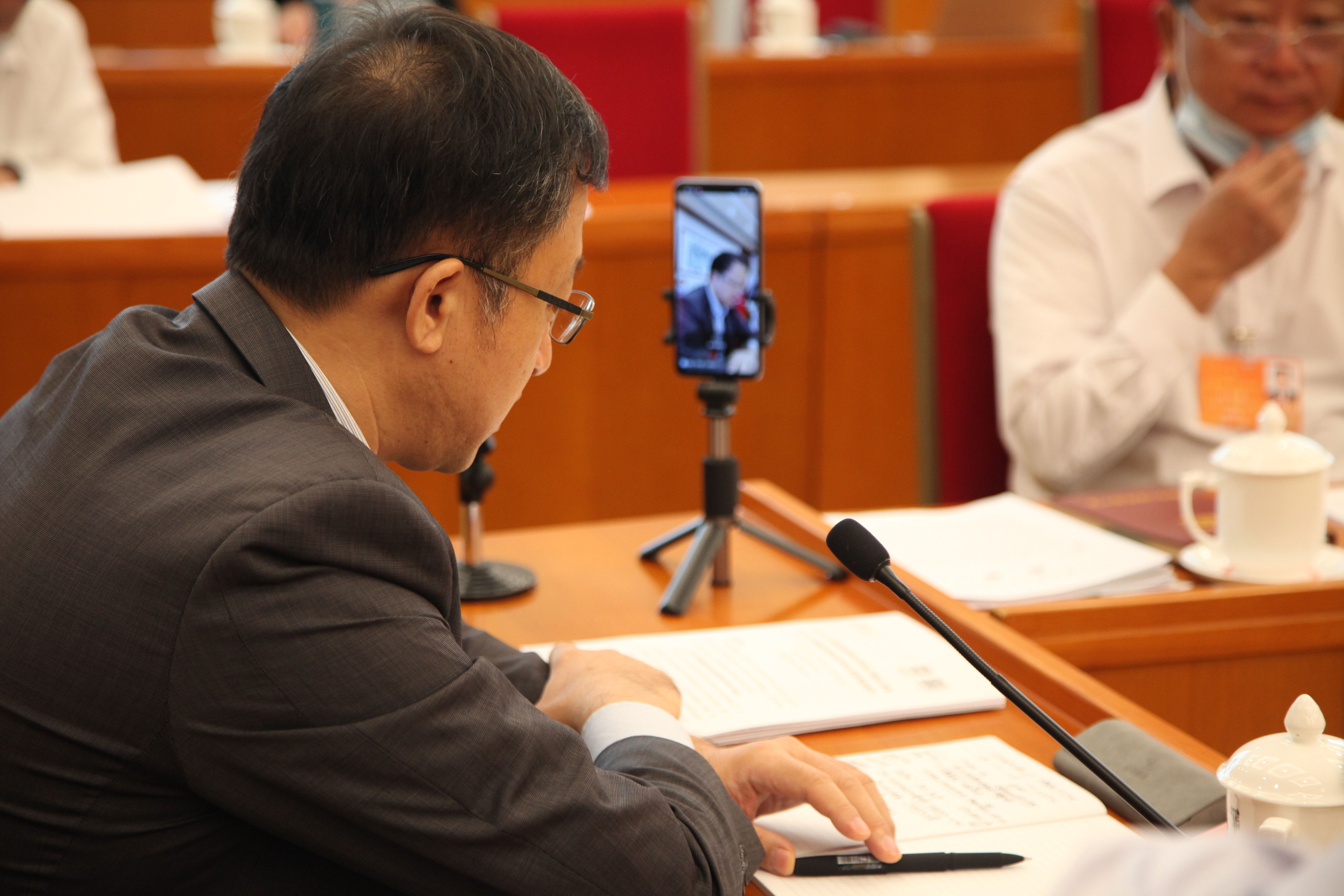 5月24日，海南代表团审查计划报告和预算报告，图为王长仁代表发言，这次大会相关单位采用视频连线模式听会。张旭图
