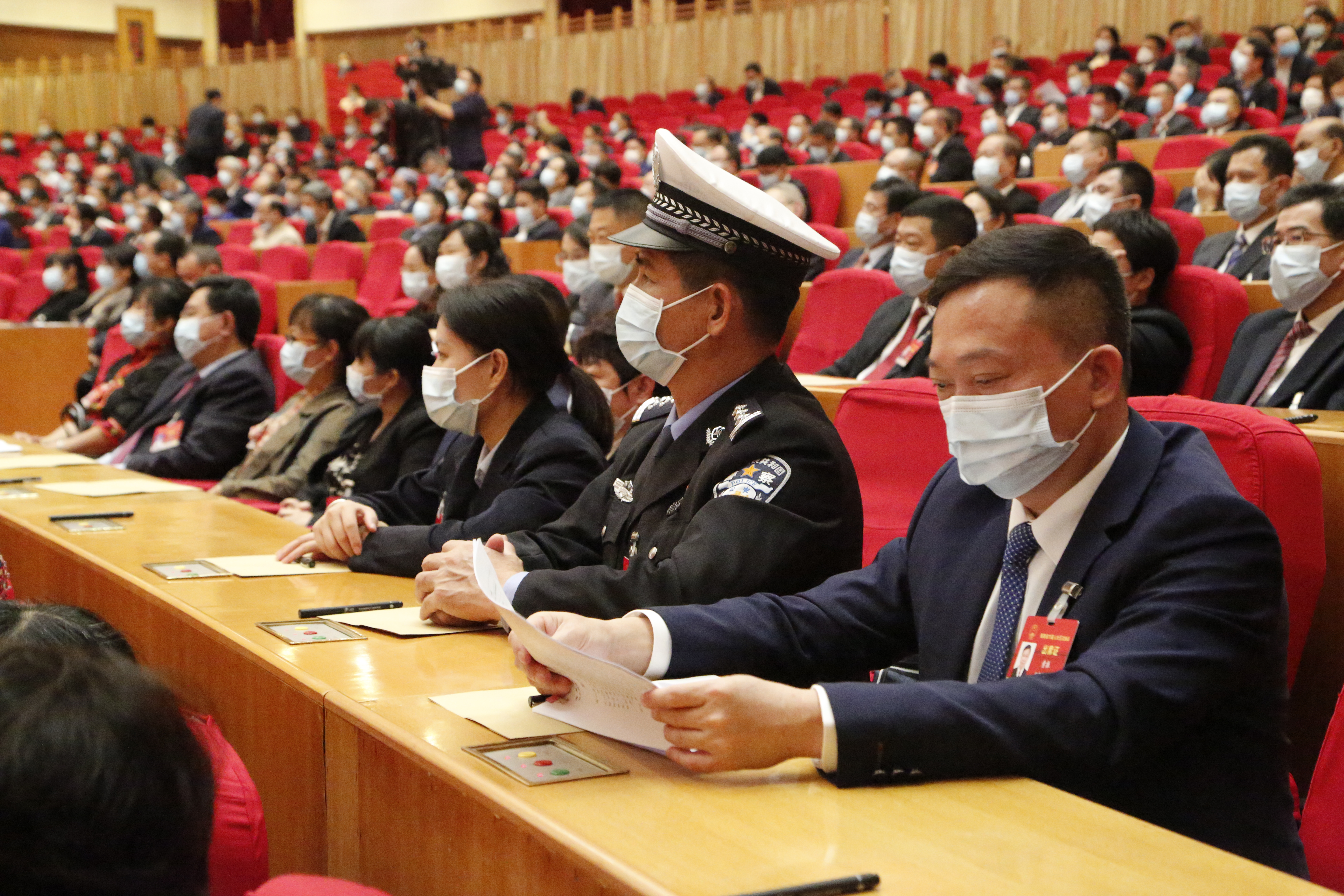 1月24日下午，省六届人大五次会议闭幕会召开，图为代表认真听取相关决议草案