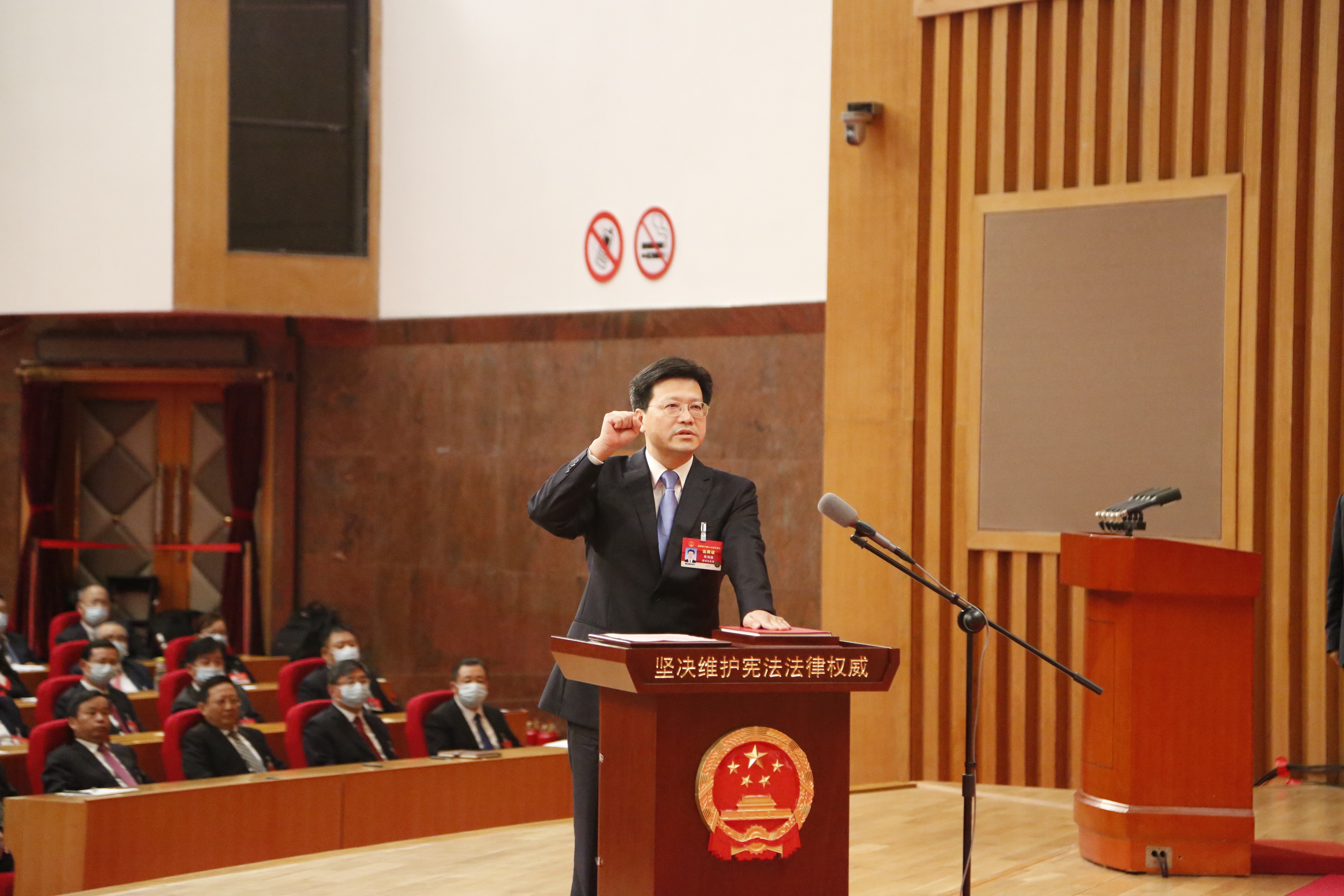 1月24日下午，省六届人大五次会议闭幕会召开，图为新当选的省监察委员会主任陈国猛进行宪法宣誓