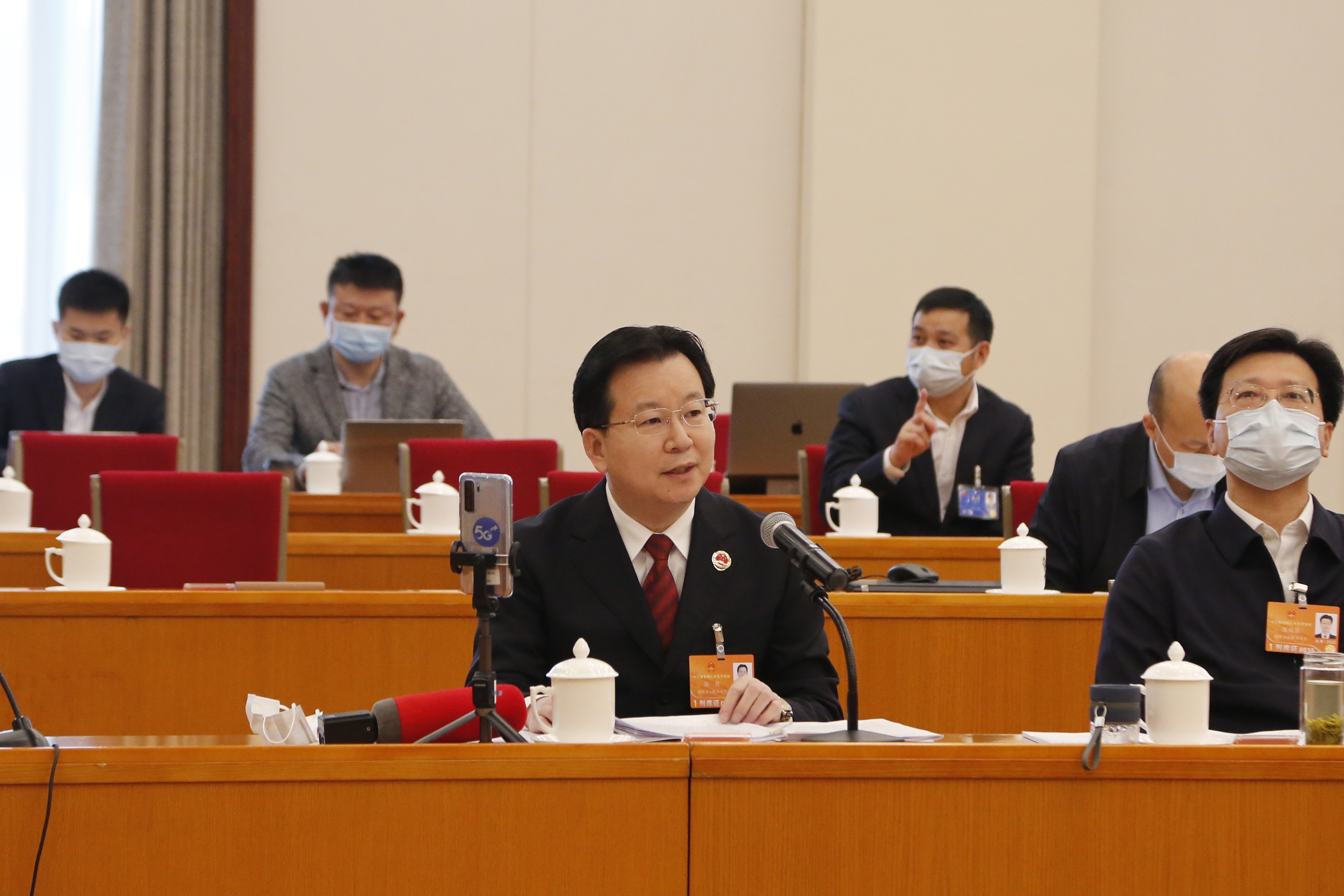 3月9日，我省代表团在住地审议两院报告，图为省检察院院长发言