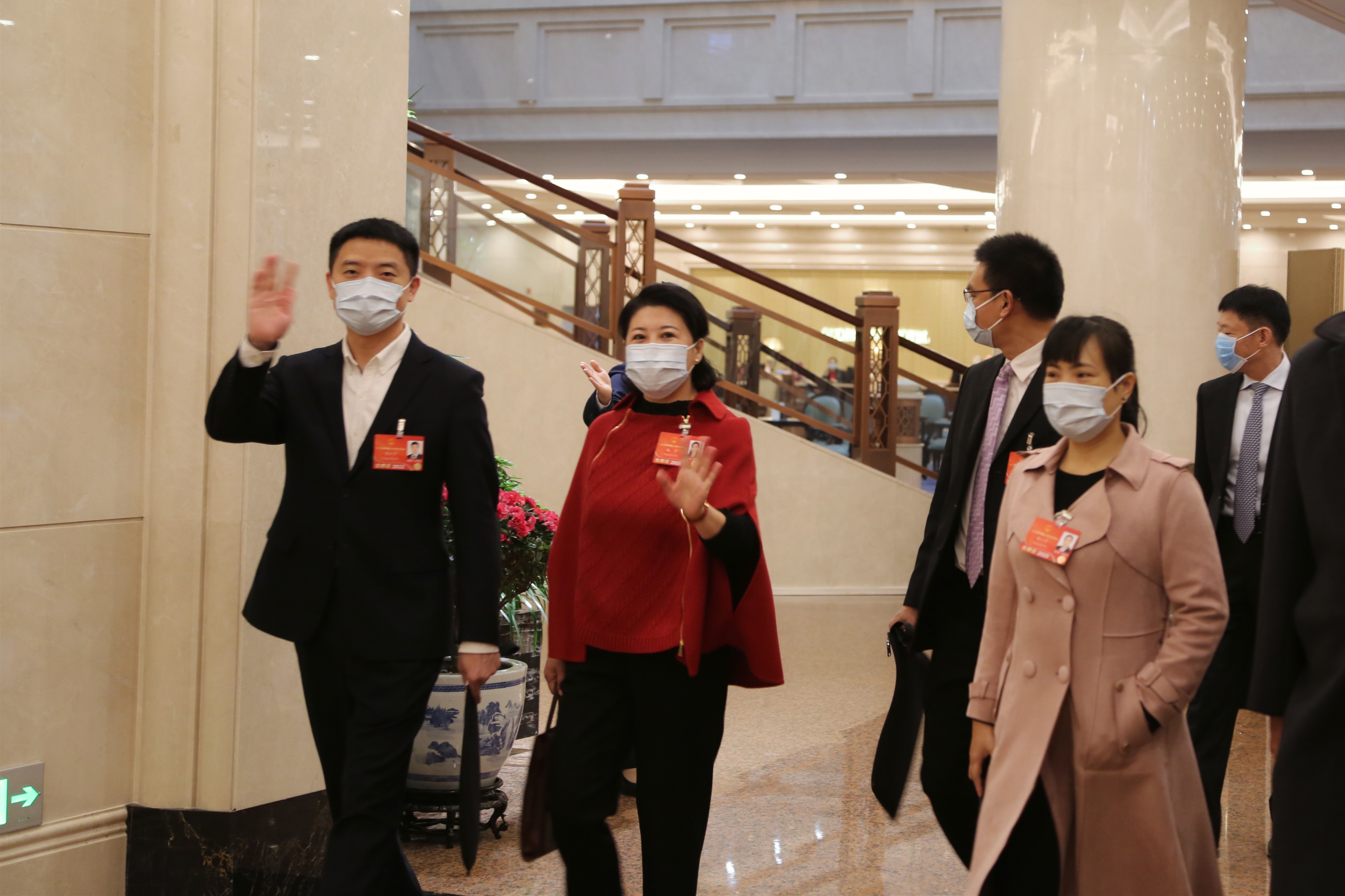 3月11日上午，我省代表团代表前往人民大会堂参加闭幕会