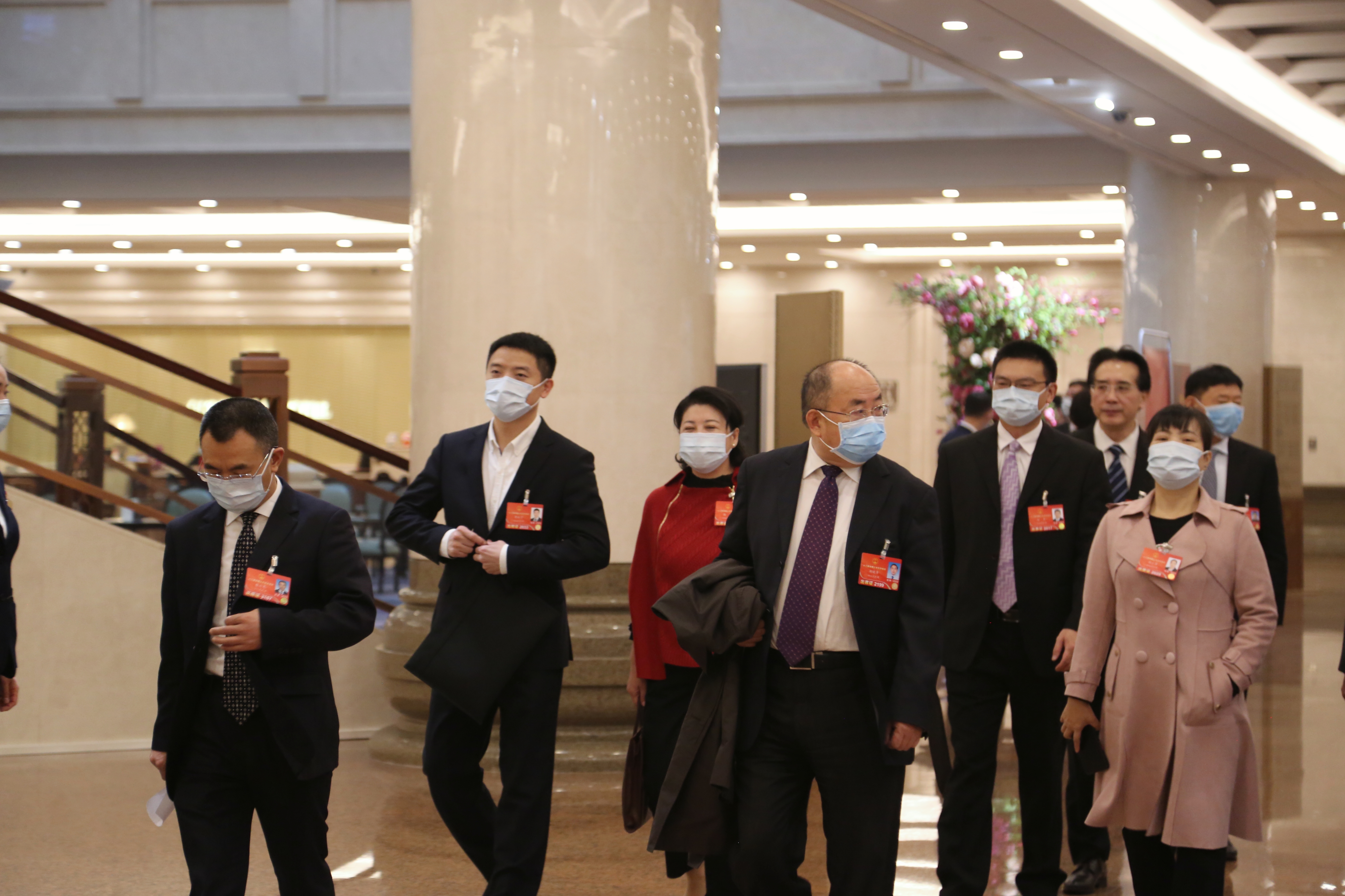 3月11日上午，我省代表团代表前往人民大会堂参加闭幕会