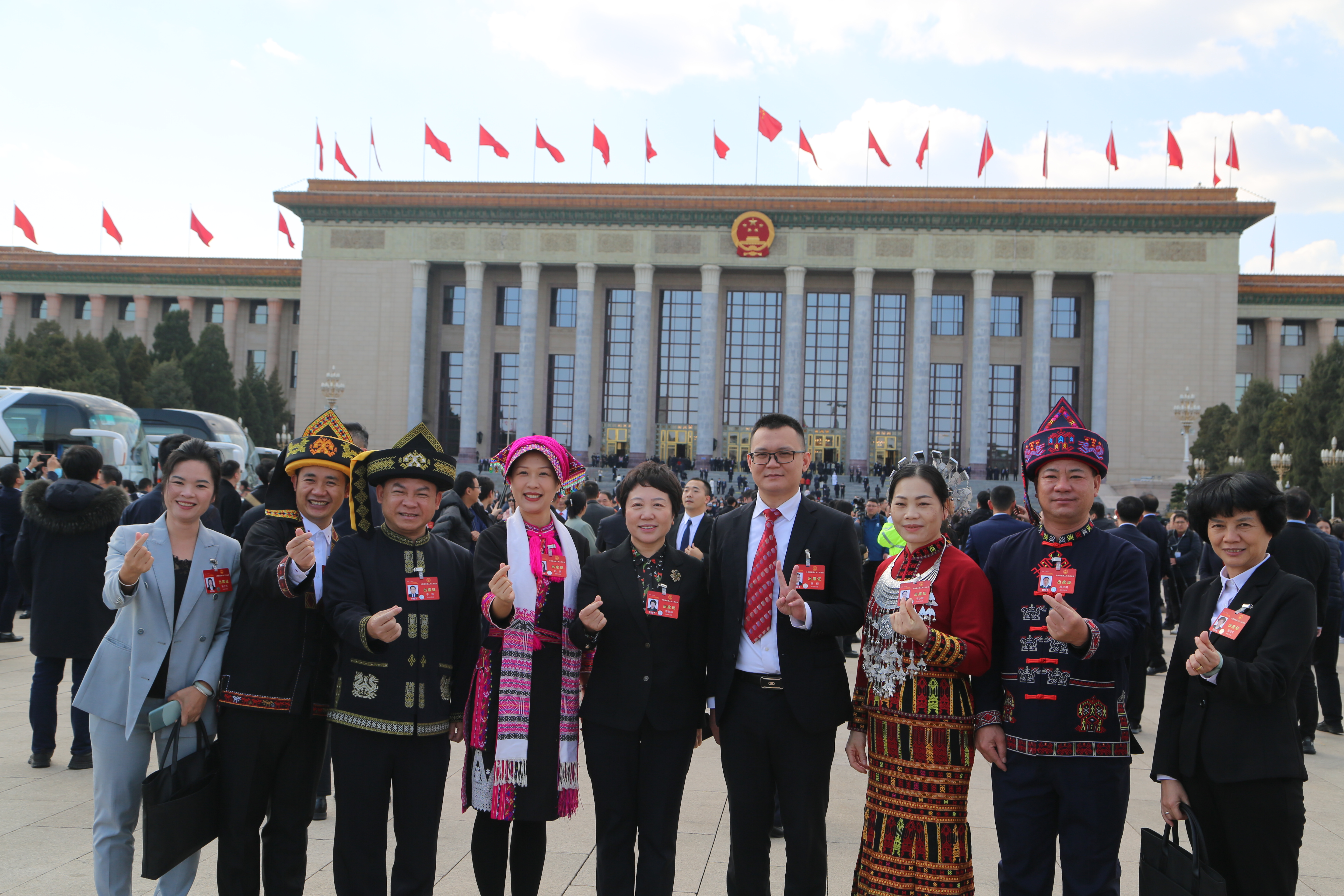 3月11日下午，即将参加闭幕式的海南团代表在人民大会堂前合影