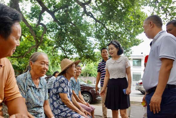 秀英区人大常委会主任刘小琴深入选区走访联系选民，推动选民反映问题解决